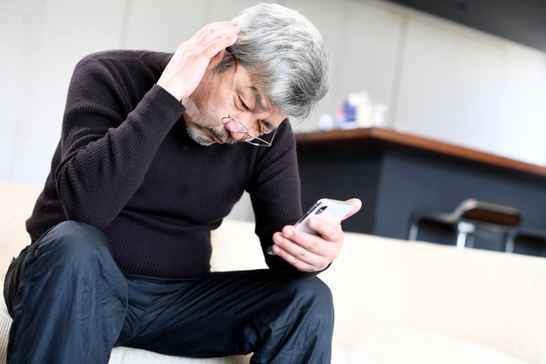 高齢者がスマホを使えない理由とは？ 活用するための対策も紹介 TONE公式コラム｜トーンモバイル